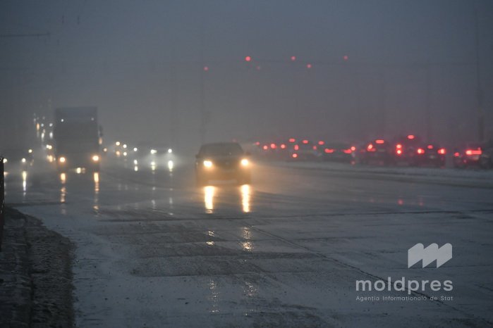 Condiții dificile de circulație pe traseele naționale: ceață și carosabil umed. Echipele de intervenție ale drumarilor, mobilizate