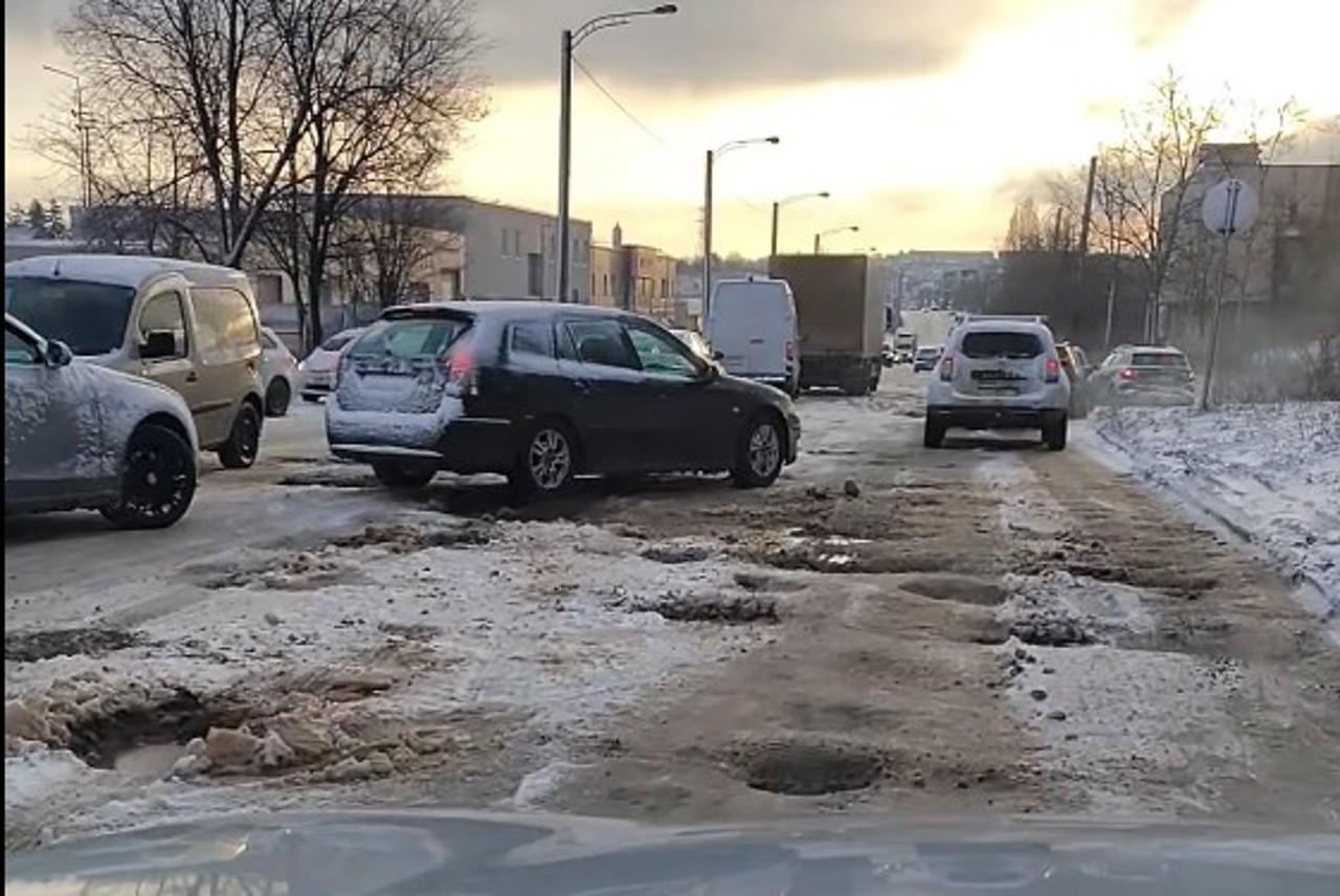 Autoritățile locale anunță repararea gropilor de pe drumurile capitalei, în funcție de condițiile meteo