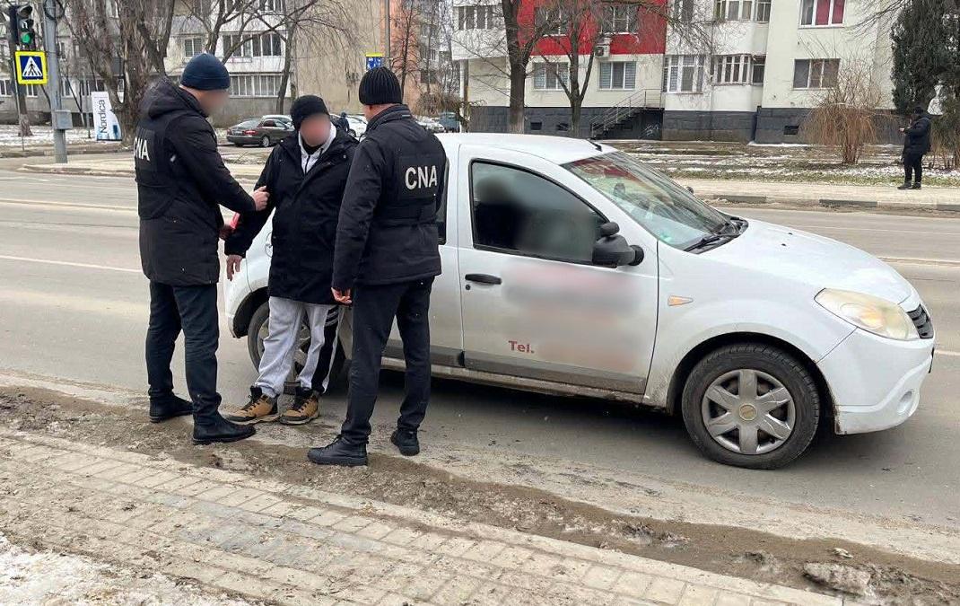 Instructor auto din Bălți, reținut în flagrant pentru corupție în procesul de obținere a permisului de conducere