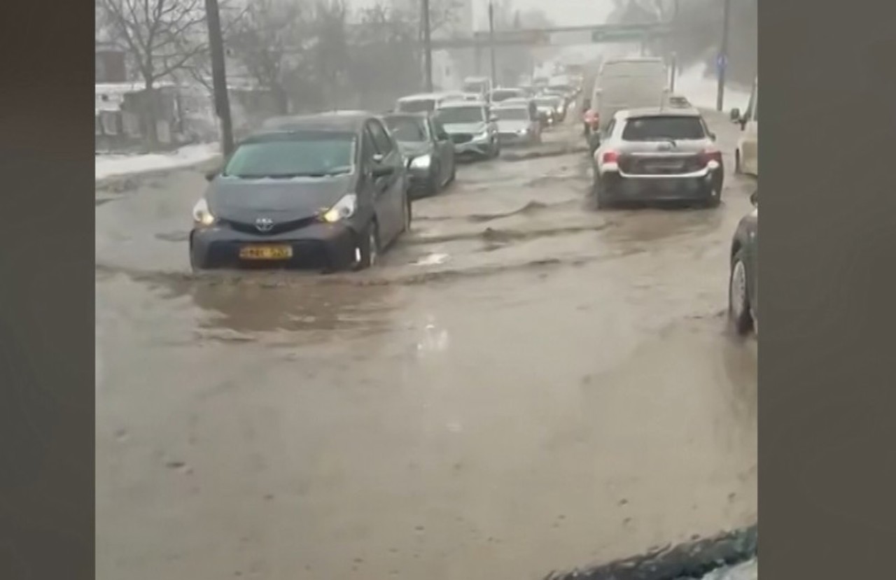 Fluctuațiile termice provoacă avarii majore în infrastructura Capitalei: conductă de apă spartă și drum surpat