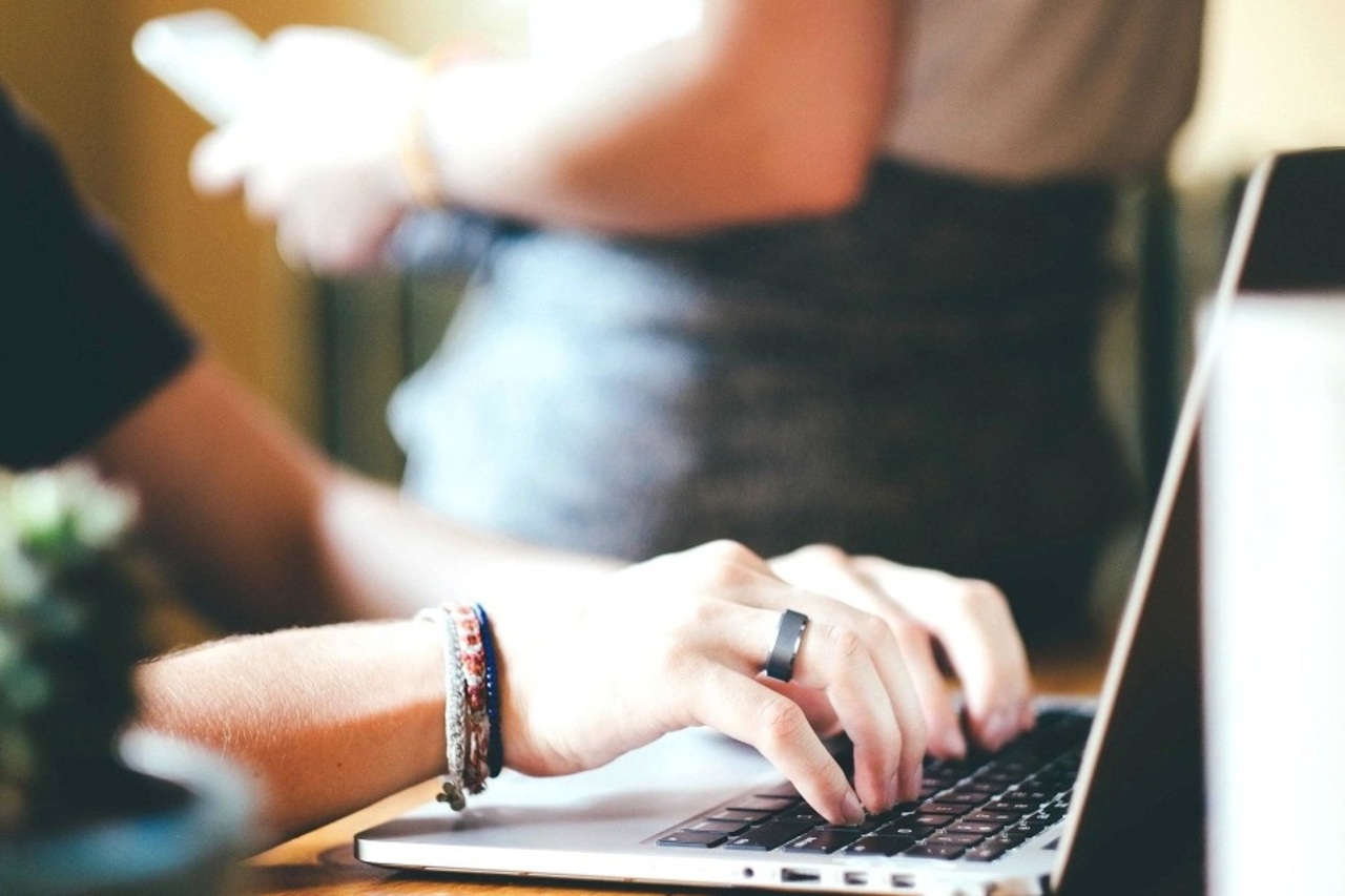 Avertisment autorități: Materiale publicitare frauduloase cu deepfake-uri, folosind imagini ale unor personalități publice