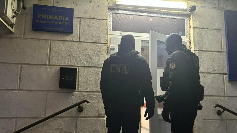 Opt persoane reținute în urma perchezițiilor efectuate la Pri